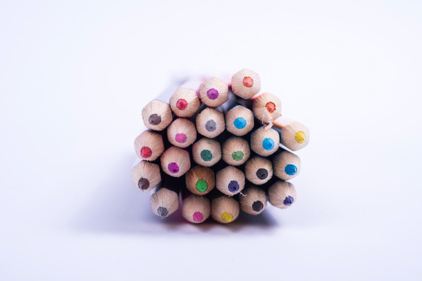 concept voor school starten met een pack van kleurrijke potloden - Foto, afbeelding
