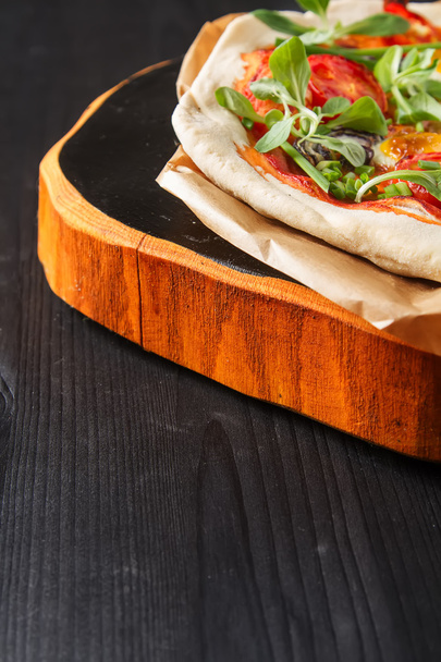 hausgemachte italienische Pizza mit Tomaten und Wachteleiern Salat auf einem Backofen  - Foto, Bild