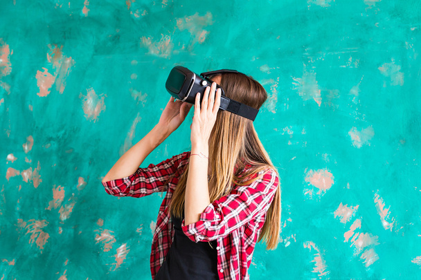 Technologie, Virtual Reality, Unterhaltung und People-Konzept - Frau mit vr Headset-Spiel. - Foto, Bild