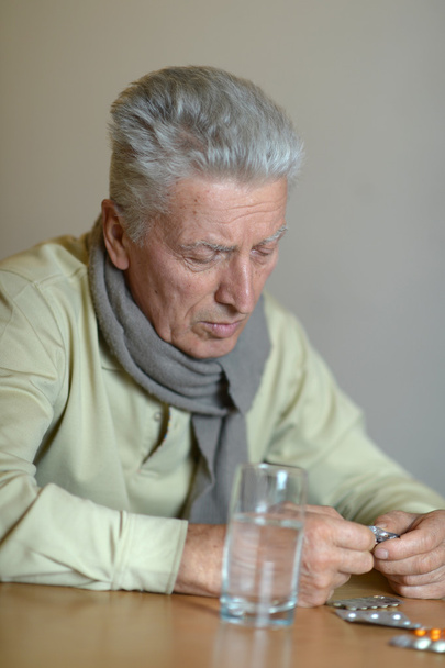 homem doente idoso com pílulas
 - Foto, Imagem