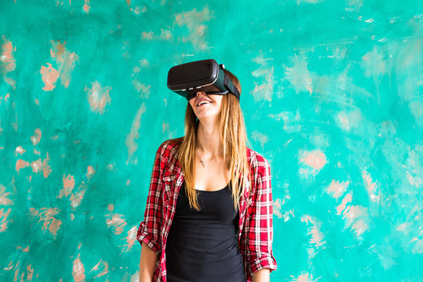 технології, віртуальна реальність, розваги та концепція людей - жінка з гарнітурою vr, граючи в гру
. - Фото, зображення