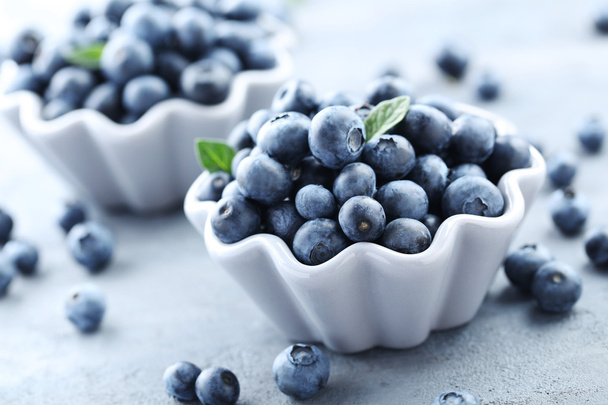 Ripe blueberries in bowls - Foto, afbeelding