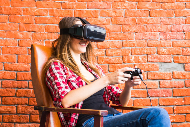 technologie, virtuální realita, zábava a lidé koncepce - žena s vr headset hrát hru. - Fotografie, Obrázek