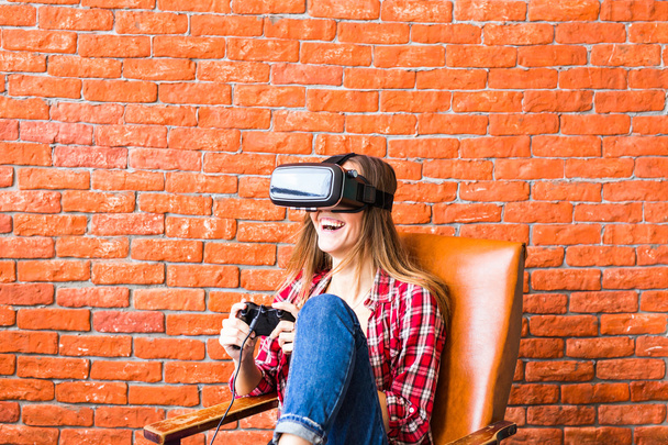 tecnologia, realidade virtual, entretenimento e conceito de pessoas - mulher com vr fone de ouvido jogando jogo
. - Foto, Imagem
