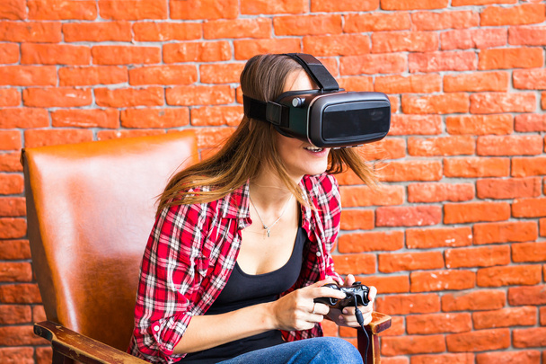 tecnologia, realtà virtuale, intrattenimento e concetto di persone - donna con auricolare vr gioco
. - Foto, immagini