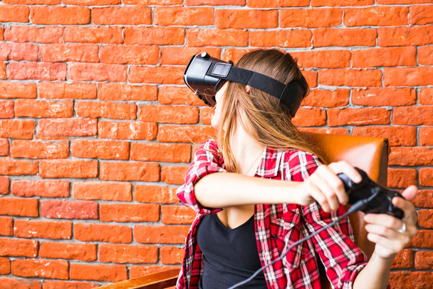 technologie, virtuální realita, zábava a lidé koncepce - žena s vr headset hrát hru. - Fotografie, Obrázek