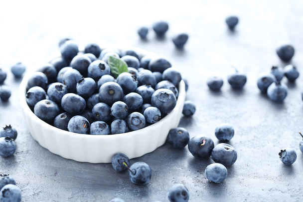 Ripe blueberries in bowl - Fotografie, Obrázek