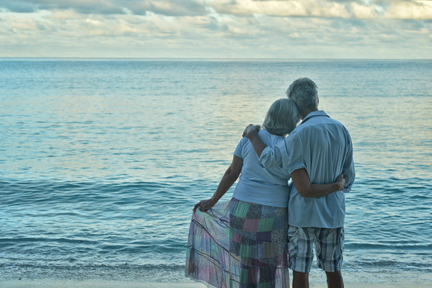 пожилая пара отдыхает на тропическом пляже
 - Фото, изображение