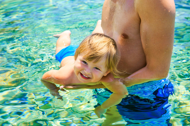 Father Teaches His Happy Son to Swim in the Sea - Foto, Bild