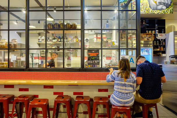 Лос-Анджелес, США — 8 серпня 2016: Пара з їжею на прохолодно прикраси з Knead & Co макарони-бар та ринку в Grand Центрального ринку, відомим місцем для ресторанів і подорожі в downtown La - Фото, зображення