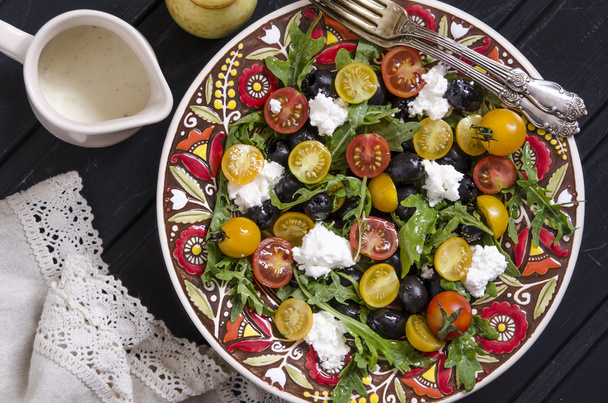 Салат из рукколы с помидорами черри фета и оливки
   - Фото, изображение