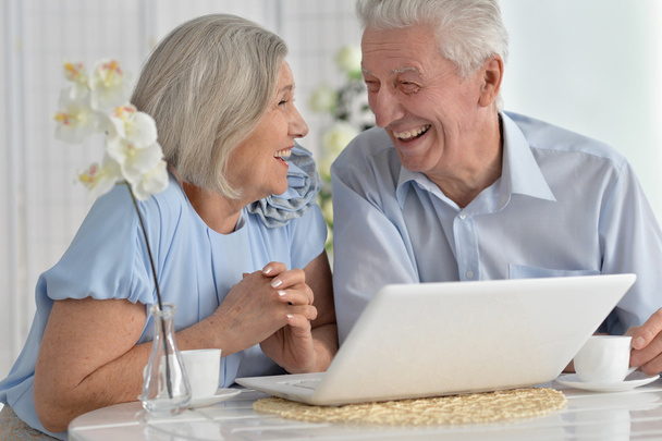 старша пара з ноутбуком
 - Фото, зображення