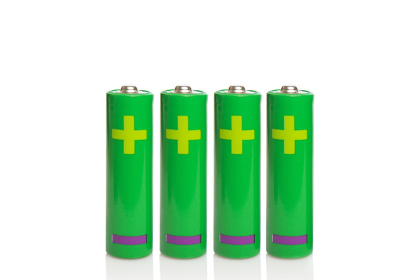 πράσινες μπαταρίες Aa που απομονώνονται σε λευκό φόντο - Φωτογραφία, εικόνα