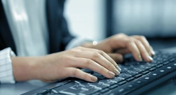4K: Mujer de negocios está escribiendo muy rápido en un teclado. Sus manos se muestran como un primer plano en un estilo azulado
 - Metraje, vídeo