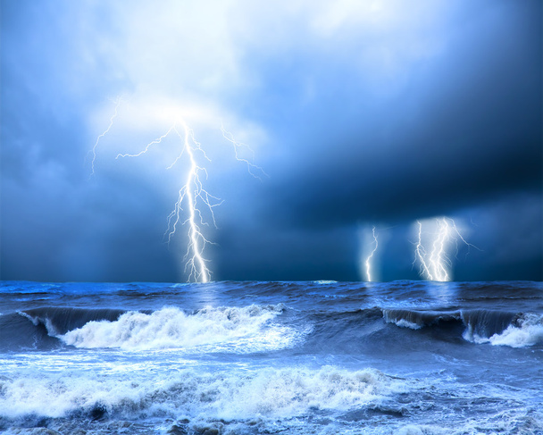 Sturm und Donner auf dem Meer - Foto, Bild