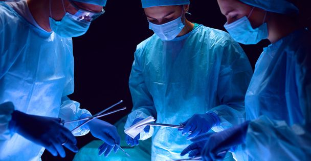 Team surgeon at work in operating - 写真・画像