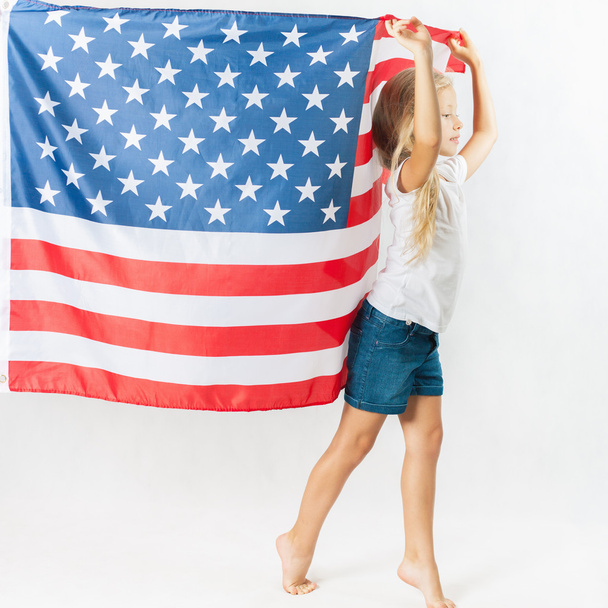Amerikan ulusal bayrağı tutan Amerikalı sarışın kız - Fotoğraf, Görsel