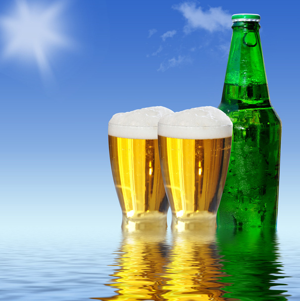 Dos vasos y una botella de cerveza
 - Foto, Imagen