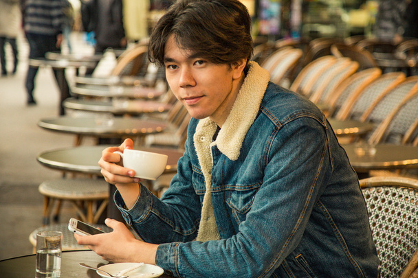 Mies juo kahvia Pariisin kahvilassa
 - Valokuva, kuva