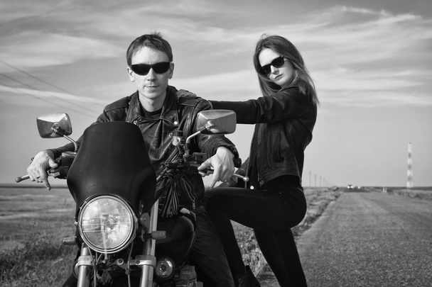 Motoros férfi és a lány áll az úton - Fotó, kép