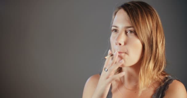 Mladá žena kouření - Záběry, video