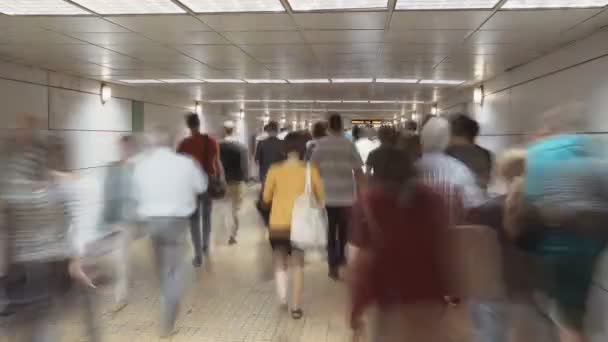 Ludzie w stacji metra - Materiał filmowy, wideo