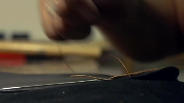 Furrier trabalha com tecido de couro sintético. Acessório profissional artesanal
. - Filmagem, Vídeo