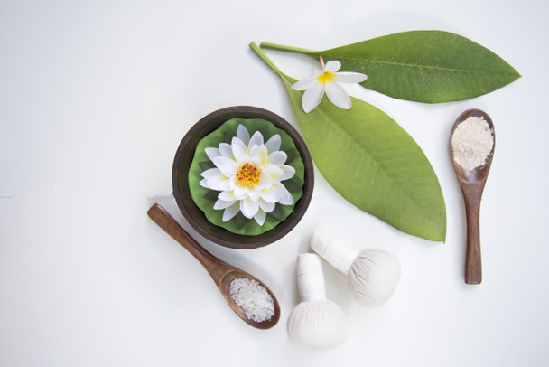 Trattamenti Spa e massaggi su legno bianco, soft focus
 - Foto, immagini