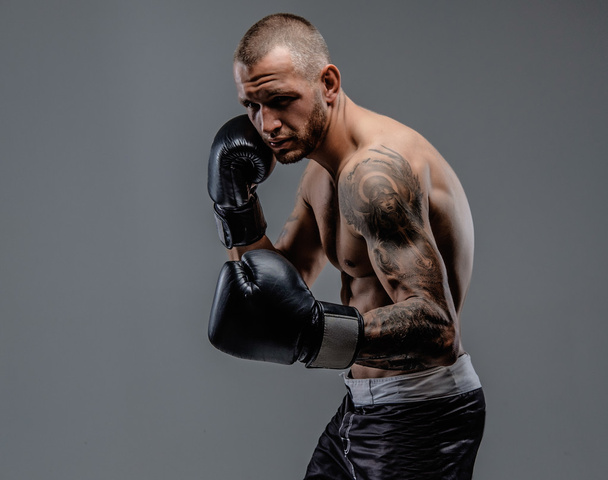 Agresivo luchador tatuado
 - Foto, Imagen