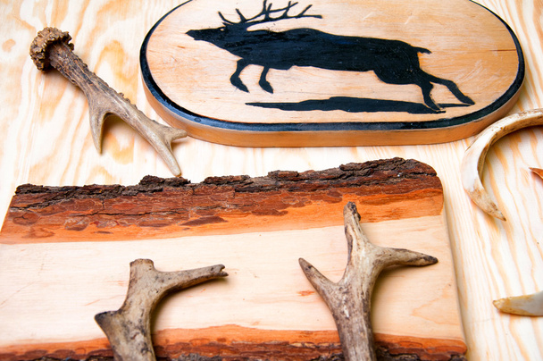 Cornamenta de ciervo y tabla de cortar hecha a mano
 - Foto, imagen