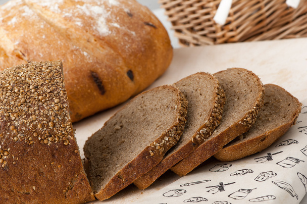 egy fonott kosár-kenyér - Fotó, kép