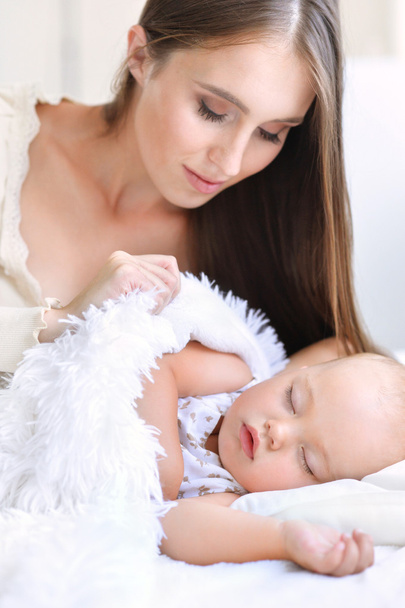  madre e bambino carino a letto
 - Foto, immagini