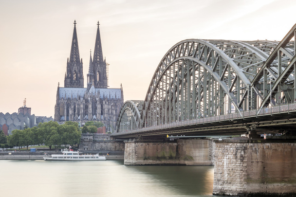 Koln Σίτισκεϊπ με τον καθεδρικό ναό και γέφυρα χάλυβα, Γερμανία - Φωτογραφία, εικόνα