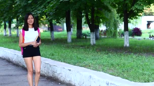 Femme marchant sur un fond vert
 - Séquence, vidéo