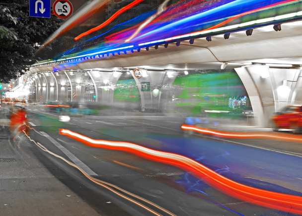 υψηλής ταχύτητας κυκλοφορίας και θολή φως μονοπάτια κάτω από την αερογέφυρα - Φωτογραφία, εικόνα