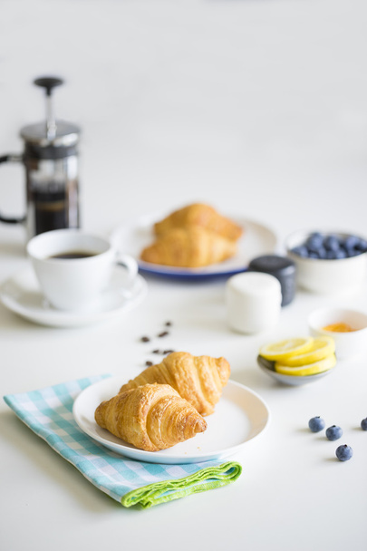 Croissants y café en la mesa
 - Foto, Imagen