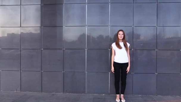 Γυναίκα κορίτσι πορτρέτο κυρία ψάχνει κάμερα περπάτημα σημείο χέρια fin - Πλάνα, βίντεο
