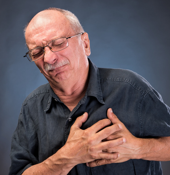 Man in glazen een hartaanval - Foto, afbeelding