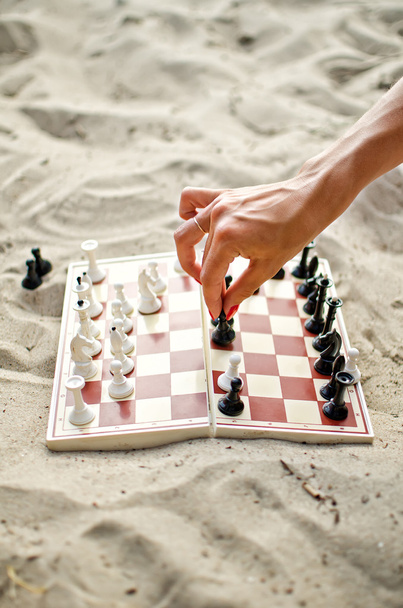 Imagen de mano humana con figura de ajedrez haciendo movimiento
 - Foto, imagen
