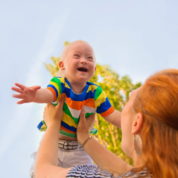 ダウン症候群の赤ちゃんは幸せです。 - 写真・画像