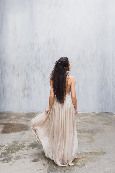 Novia en un elegante vestido de seda
 - Foto, Imagen