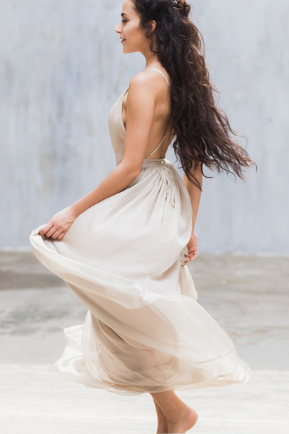 Noiva em um elegante vestido de seda
 - Foto, Imagem
