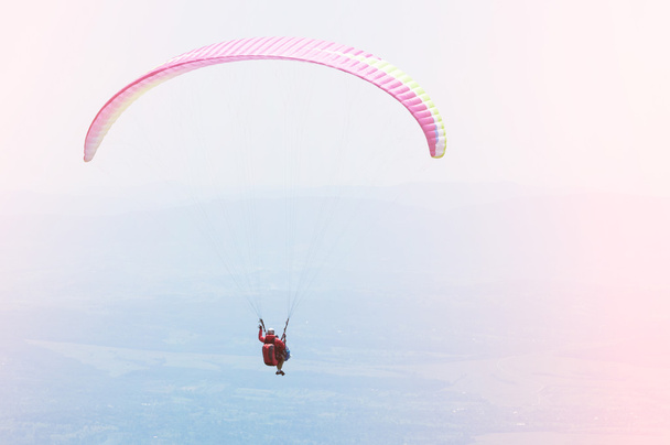 Gleitschirm am Himmel mit rosa Dunst - Foto, Bild