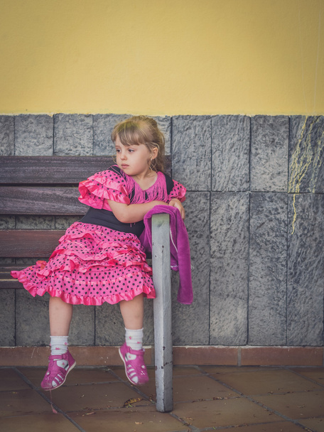 Sad girl on the bench - Foto, imagen