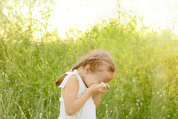 Little girl with handkerchief  - Foto, immagini