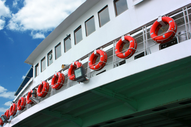 Anéis de vida encomendados em ferryboat
 - Foto, Imagem