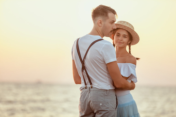 Szczęśliwa Młoda para romantyczny relaks na plaży i zachody słońca - Zdjęcie, obraz
