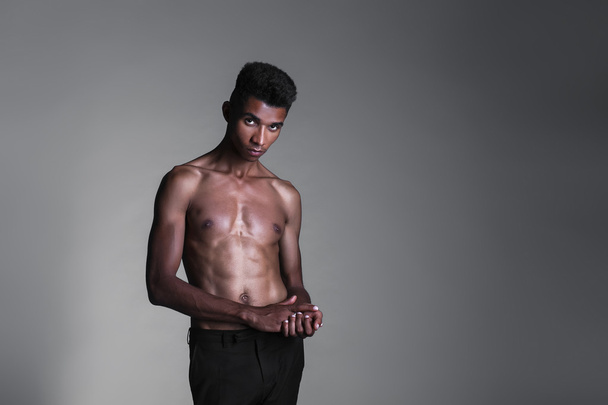 African American with a naked torso in the studio, - Foto, afbeelding