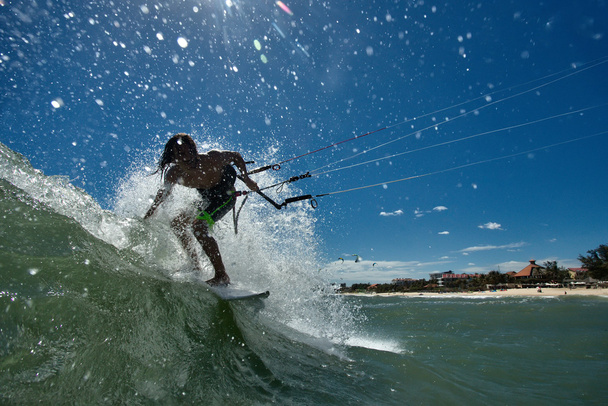 Leijalautailija ratsastaa aallolla
 - Valokuva, kuva