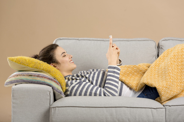 woman at home using phone - Foto, Imagem